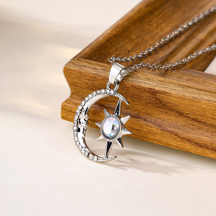 Diamond Moon Pendant Niche Necklace